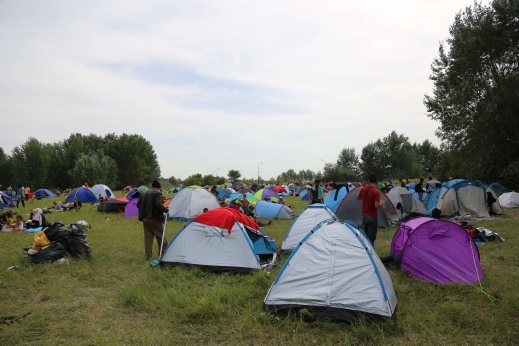 هنغاريا تغلق حدودها بوجه المهاجرين 
